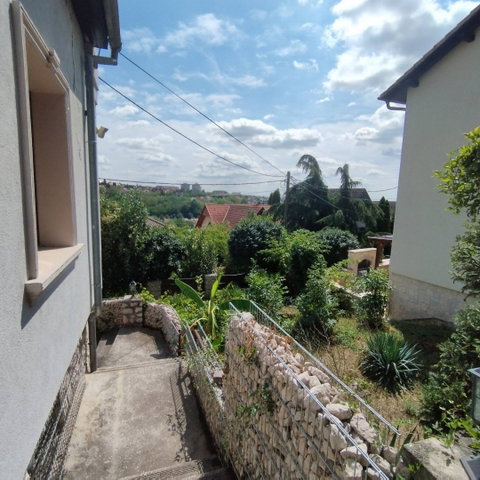 Eladó családi ház, Pécsett 158.5 M Ft, 5 szobás