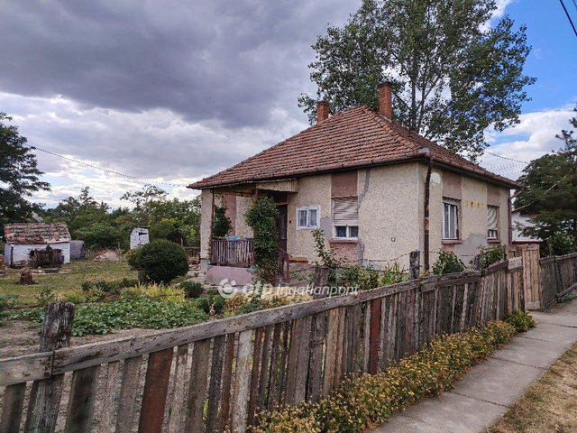 Eladó családi ház, Jászkisérén 10.49 M Ft, 2 szobás