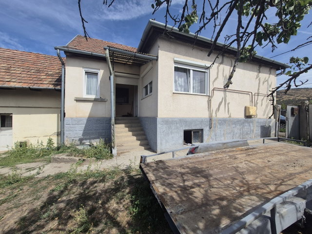 Eladó családi ház, Apcon 23.5 M Ft, 3 szobás