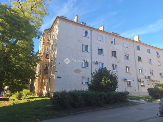Eladó téglalakás, Tatabányán 32 M Ft, 1 szobás