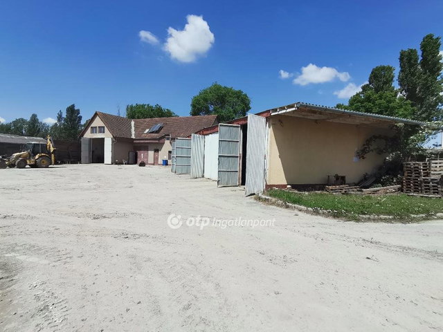 Eladó ipari ingatlan, Békéscsabán 400 M Ft