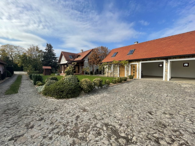 Eladó családi ház, Veszprémben 215 M Ft, 6 szobás