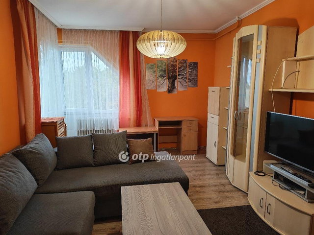 Eladó panellakás, Dombóváron 37 M Ft, 2+1 szobás