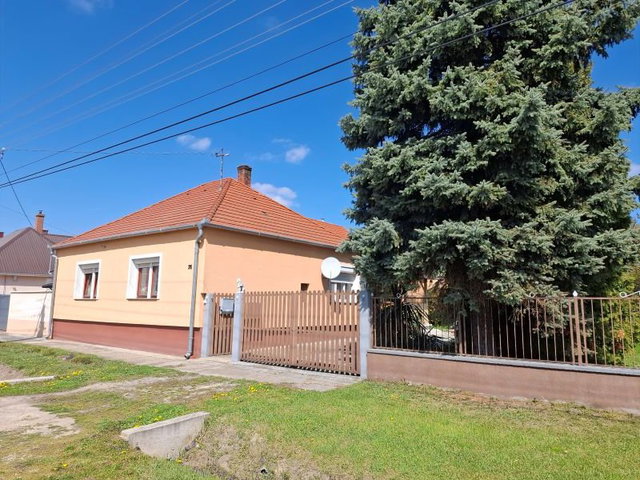 Eladó családi ház, Bősárkányon 80 M Ft, 3 szobás