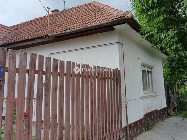 Eladó családi ház, Cegléden 54.9 M Ft, 3 szobás