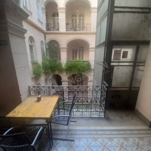 Eladó téglalakás, Budapesten, VI. kerületben, Nagymező utcában
