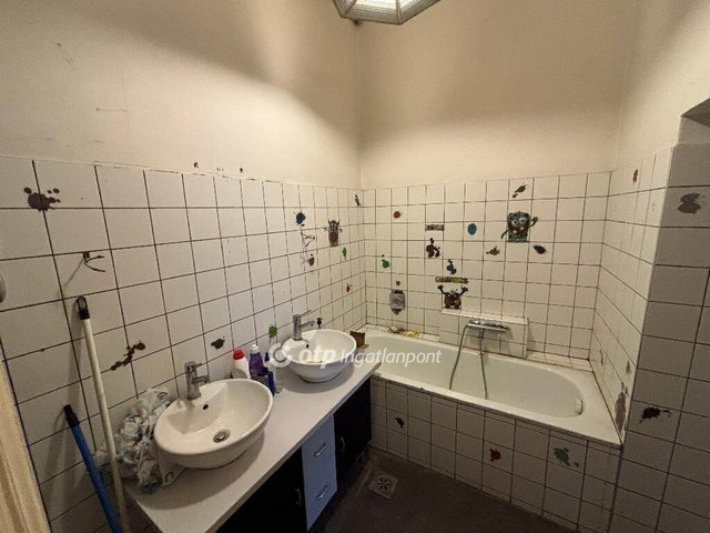Eladó téglalakás, Budapesten, VI. kerületben 83.9 M Ft, 3 szobás