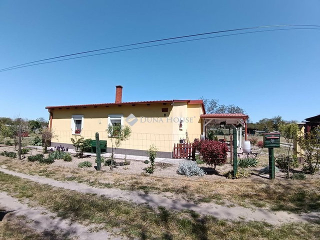 Eladó családi ház, Bársonyoson 66 M Ft, 3 szobás