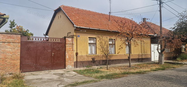Eladó családi ház, Cegléden 38 M Ft, 2 szobás