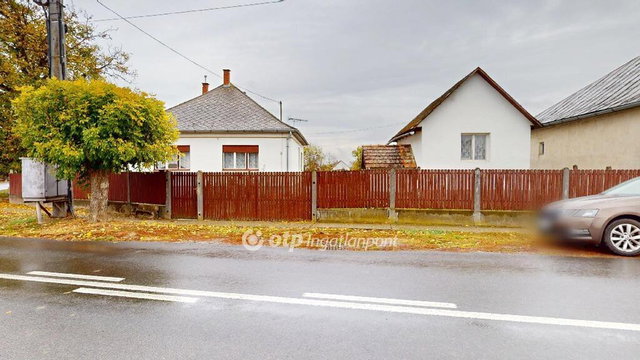 Eladó családi ház, Tarpán 23 M Ft, 4 szobás