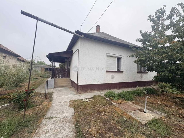 Eladó családi ház, Fegyverneken, Budai Nagy Antal úton 22 M Ft