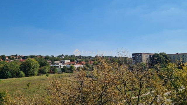 Eladó panellakás, Pécsett 38.9 M Ft, 3 szobás