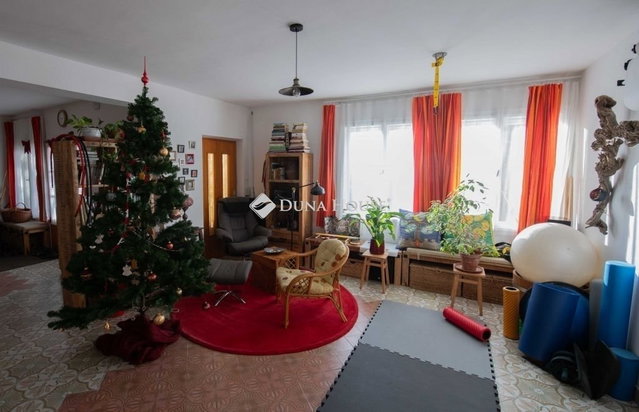 Eladó családi ház, Velencén 139 M Ft, 11 szobás