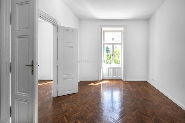 Eladó téglalakás, Budapesten, V. kerületben 106 M Ft, 2 szobás