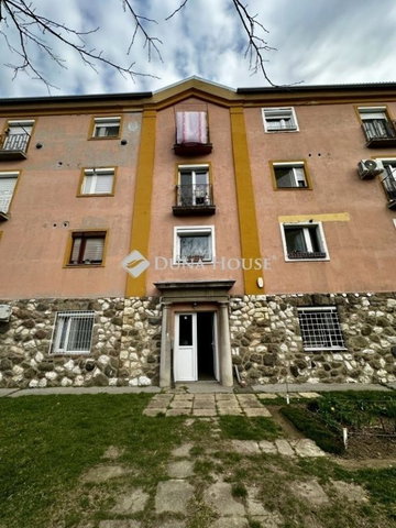Eladó téglalakás, Komlón 18 M Ft, 1 szobás