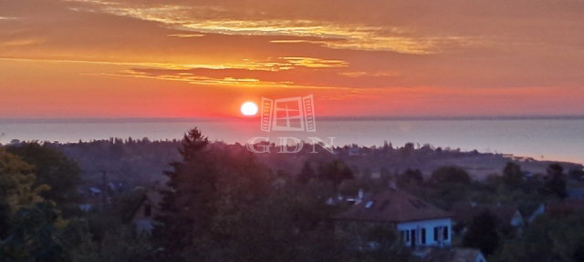 Eladó családi ház, Balatonfüreden 147.9 M Ft, 3 szobás