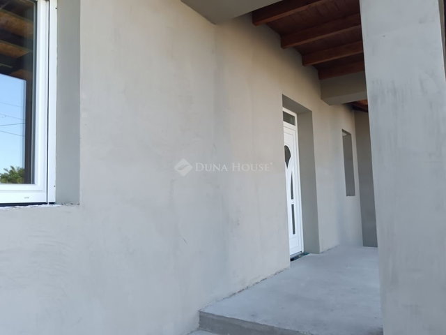 Eladó ikerház, Abonyban 81.5 M Ft, 3 szobás
