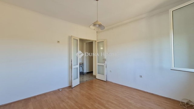 Eladó panellakás, Pécsett 41 M Ft, 3 szobás