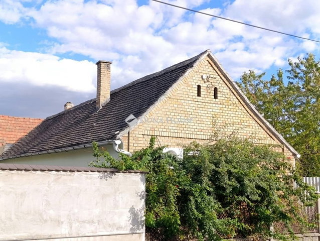 Eladó családi ház, Mohácson 36 M Ft, 2 szobás