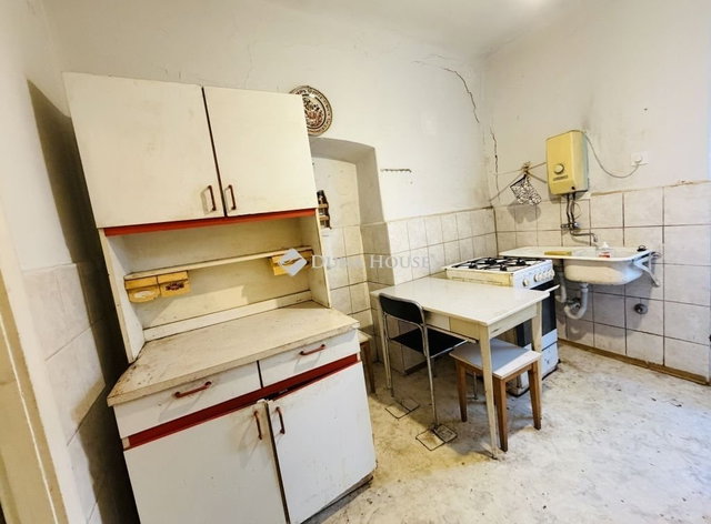 Eladó családi ház, Esztergomban 48 M Ft, 4 szobás