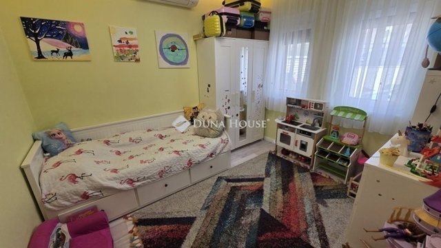 Eladó családi ház, Vácon 249.99 M Ft, 5 szobás