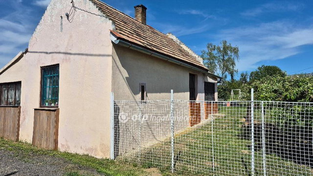 Eladó családi ház, Pécsett 37.9 M Ft, 1+2 szobás