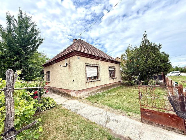 Eladó családi ház, Gönyűn 44.9 M Ft, 2 szobás