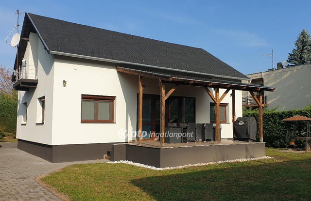 Eladó családi ház, Balatonföldváron 188 M Ft, 6+1 szobás