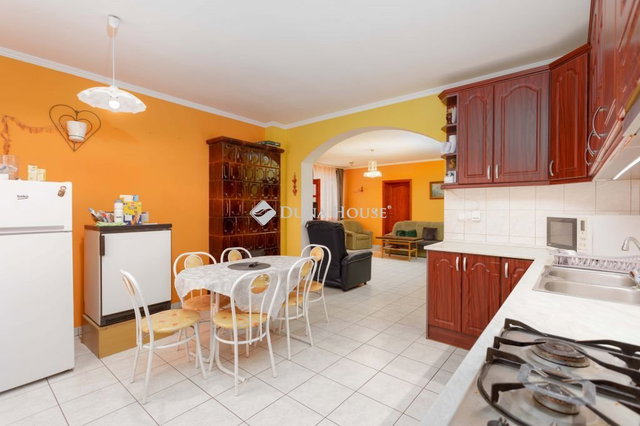 Eladó családi ház, Püskin 64.9 M Ft, 8 szobás