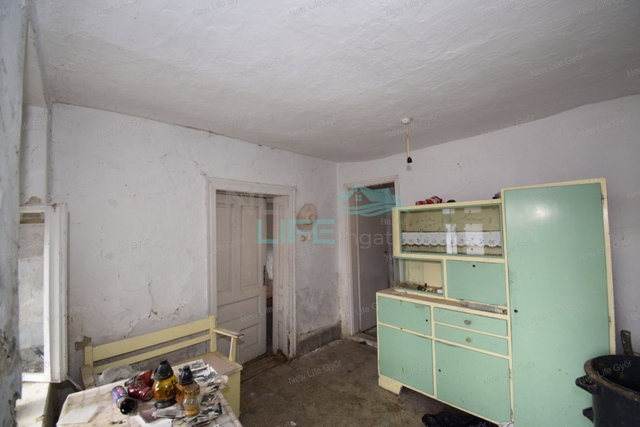 Eladó családi ház, Pápateszéren 9.5 M Ft, 3 szobás