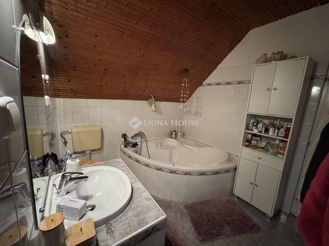 Eladó családi ház, Nagytarcsán 126.2 M Ft, 4 szobás