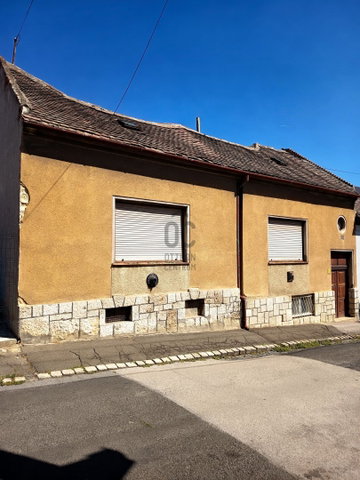 Eladó családi ház, Pécsett 59 M Ft, 3 szobás