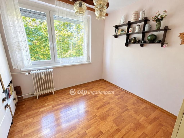 Eladó panellakás, Győrött 45.9 M Ft, 2+1 szobás