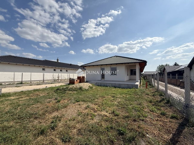 Eladó ikerház, Szigetcsépen 91.9 M Ft, 5 szobás