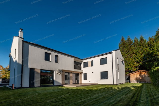 Eladó családi ház, Siófokon 450 M Ft, 12 szobás