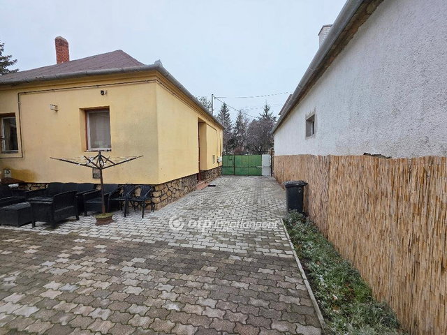 Eladó családi ház, Pápán 86.99 M Ft, 3+3 szobás