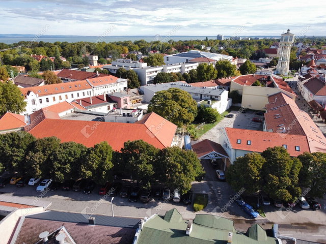 Eladó téglalakás, Siófokon 129.9 M Ft, 5 szobás