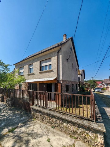 Eladó családi ház, Tatán 76 M Ft, 4 szobás