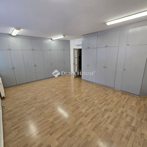 Kiadó iroda, Kecskeméten, Vörösmarty utcában 154 E Ft / hó