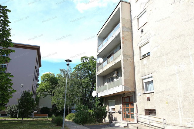 Eladó téglalakás, Győrött 35.7 M Ft, 1 szobás