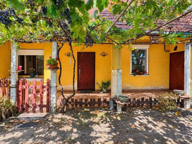 Eladó családi ház, Szigetszentmártonban 62.9 M Ft, 2 szobás