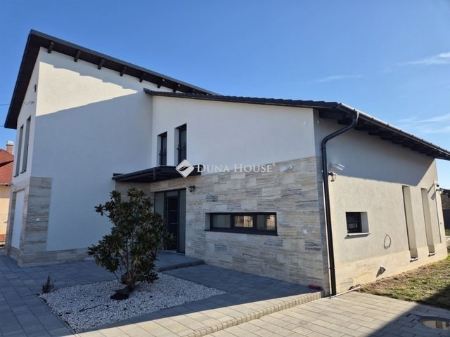 Eladó családi ház, Vecsésen 219.9 M Ft, 5 szobás