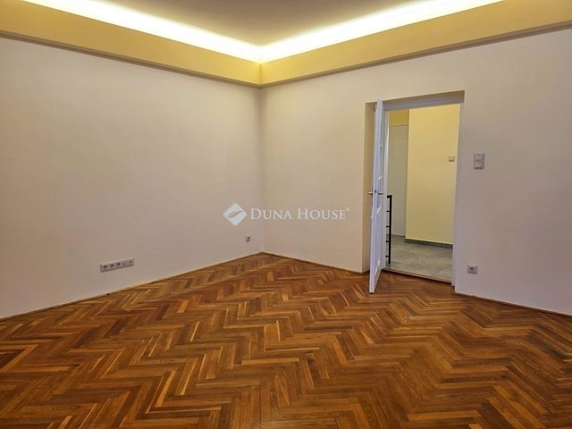 Eladó téglalakás, Pécsett 34.9 M Ft, 1 szobás