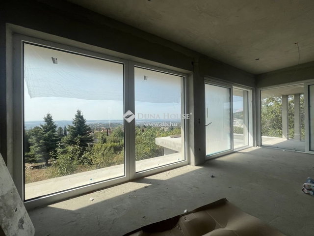 Eladó családi ház, Pécsett 289.9 M Ft, 4 szobás