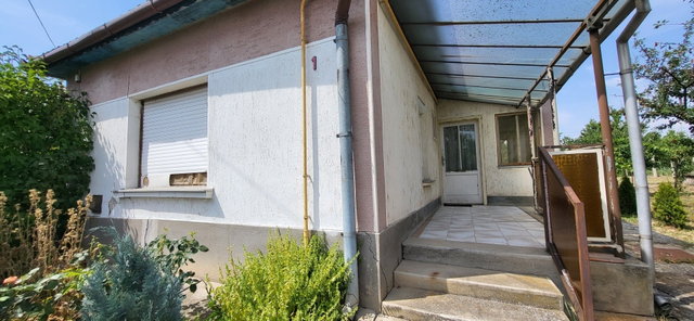 Eladó családi ház, Jászárokszálláson 12 M Ft, 2 szobás
