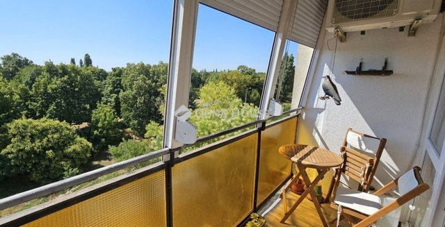 Eladó panellakás, Pécsett 54.99 M Ft, 3 szobás