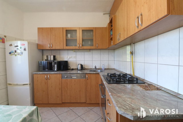 Eladó téglalakás, Szegeden 48 M Ft, 3 szobás