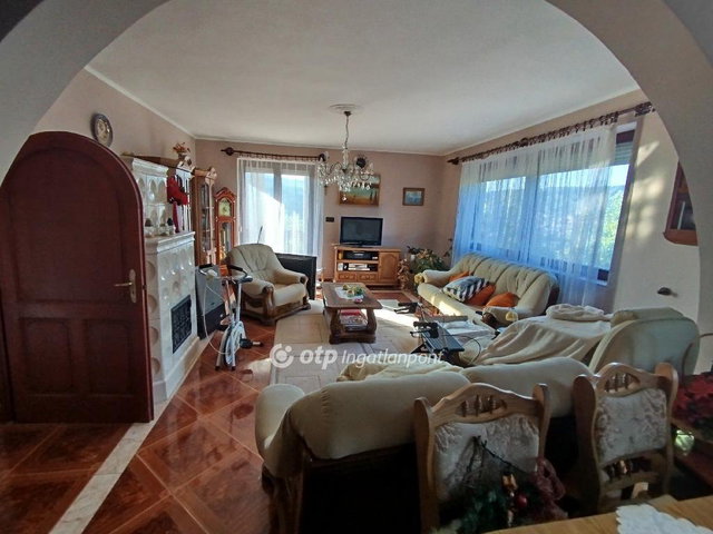 Eladó családi ház, Komlón 80 M Ft, 6 szobás
