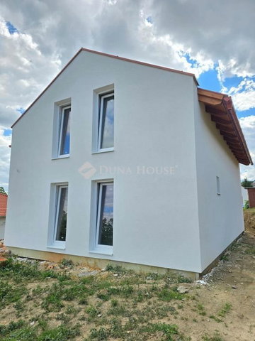 Eladó családi ház, Pécsett 149.9 M Ft, 5 szobás