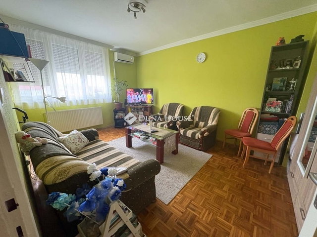 Eladó panellakás, Komáromban 41.9 M Ft, 2 szobás